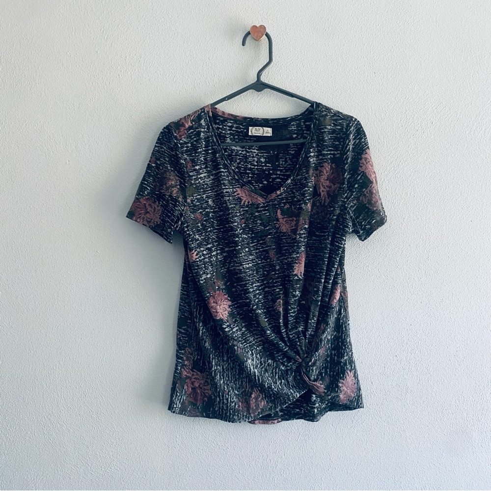 Maurices 24/7 gray floral tee
